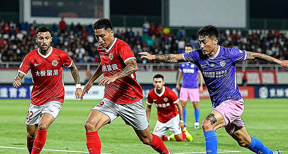 রাইট-ব্যাকের হিসাব আর ইংল্যান্ডের বিভ্রান্ত প্রত্যাশা: ট্রেন্ট বনাম জেমসের আসল খাতা